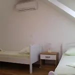 Apartman & Lela, Sipan Island