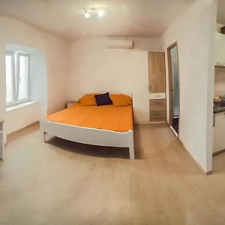 & Lela, Sipan Island Apartman *