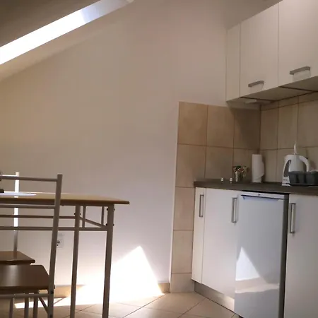 Apartman & Lela, Sipan Island