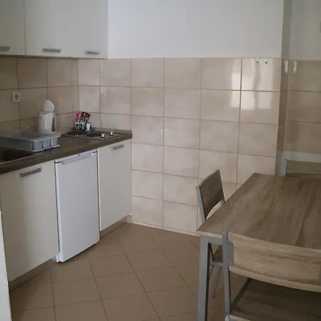 Apartman & Lela, Sipan Island