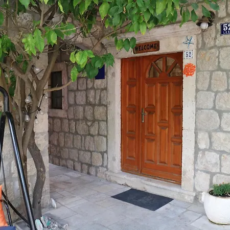 Apartman & Lela, Sipan Island