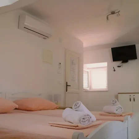 & Lela, Sipan Island Apartament